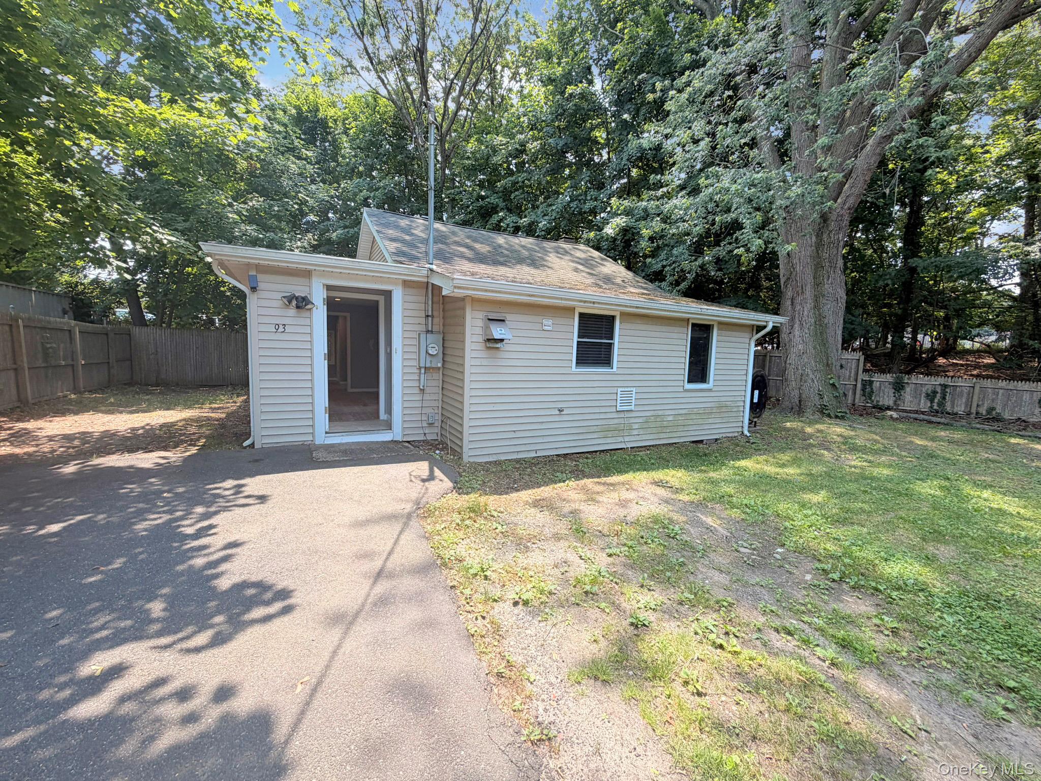 93 Lynbrook Drive Property Photo 1