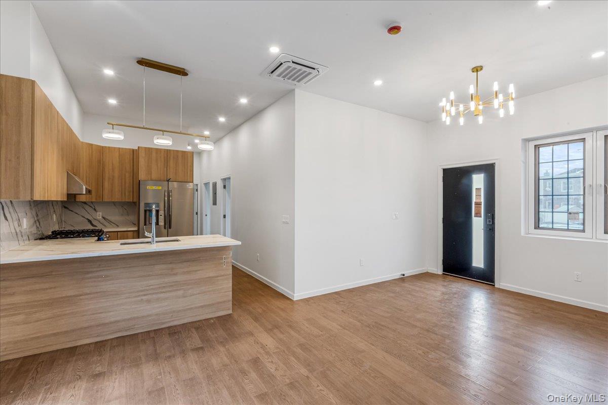 15033 Hawtree St Property Photo 4