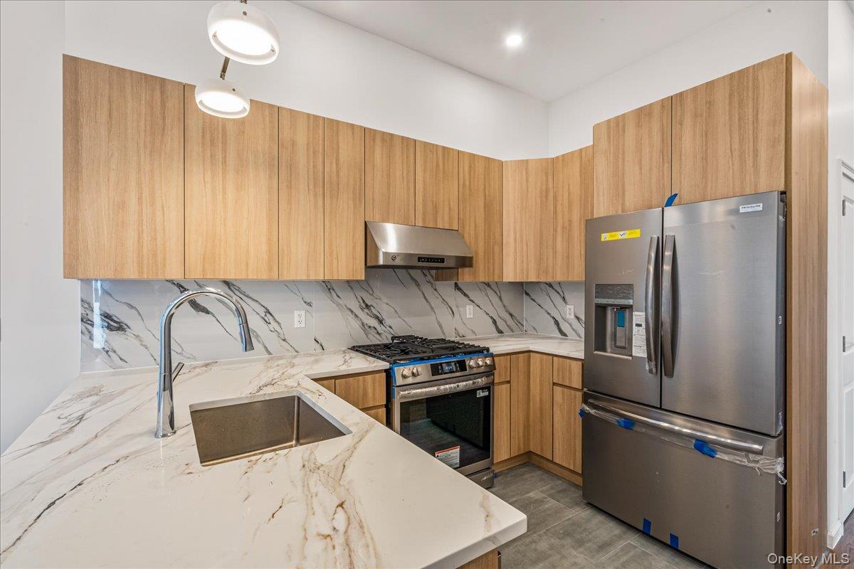 15033 Hawtree St Property Photo 6