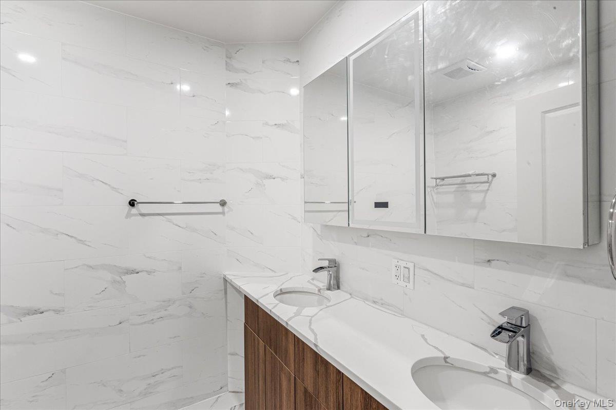 15033 Hawtree St Property Photo 13