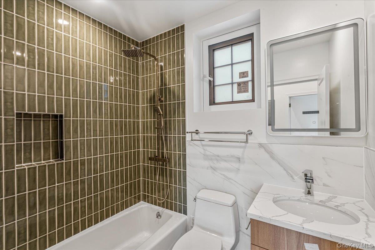 15033 Hawtree St Property Photo 14