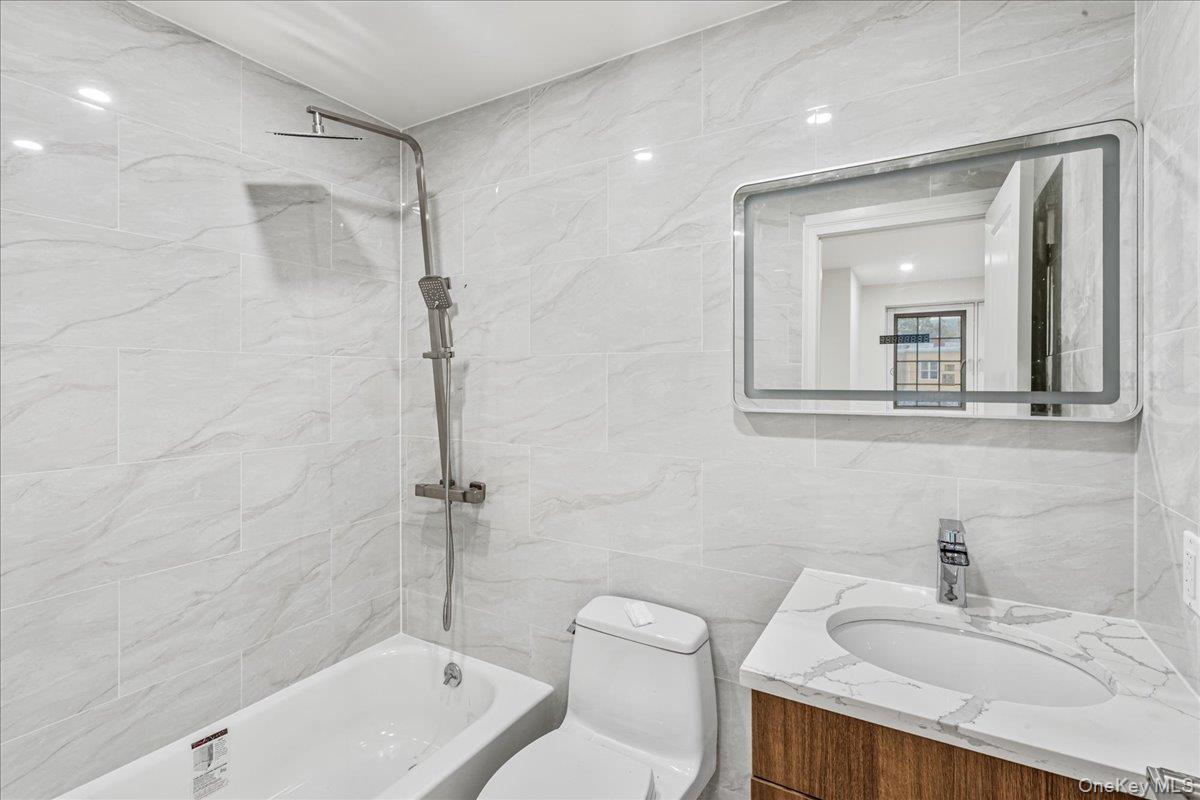 15033 Hawtree St Property Photo 17