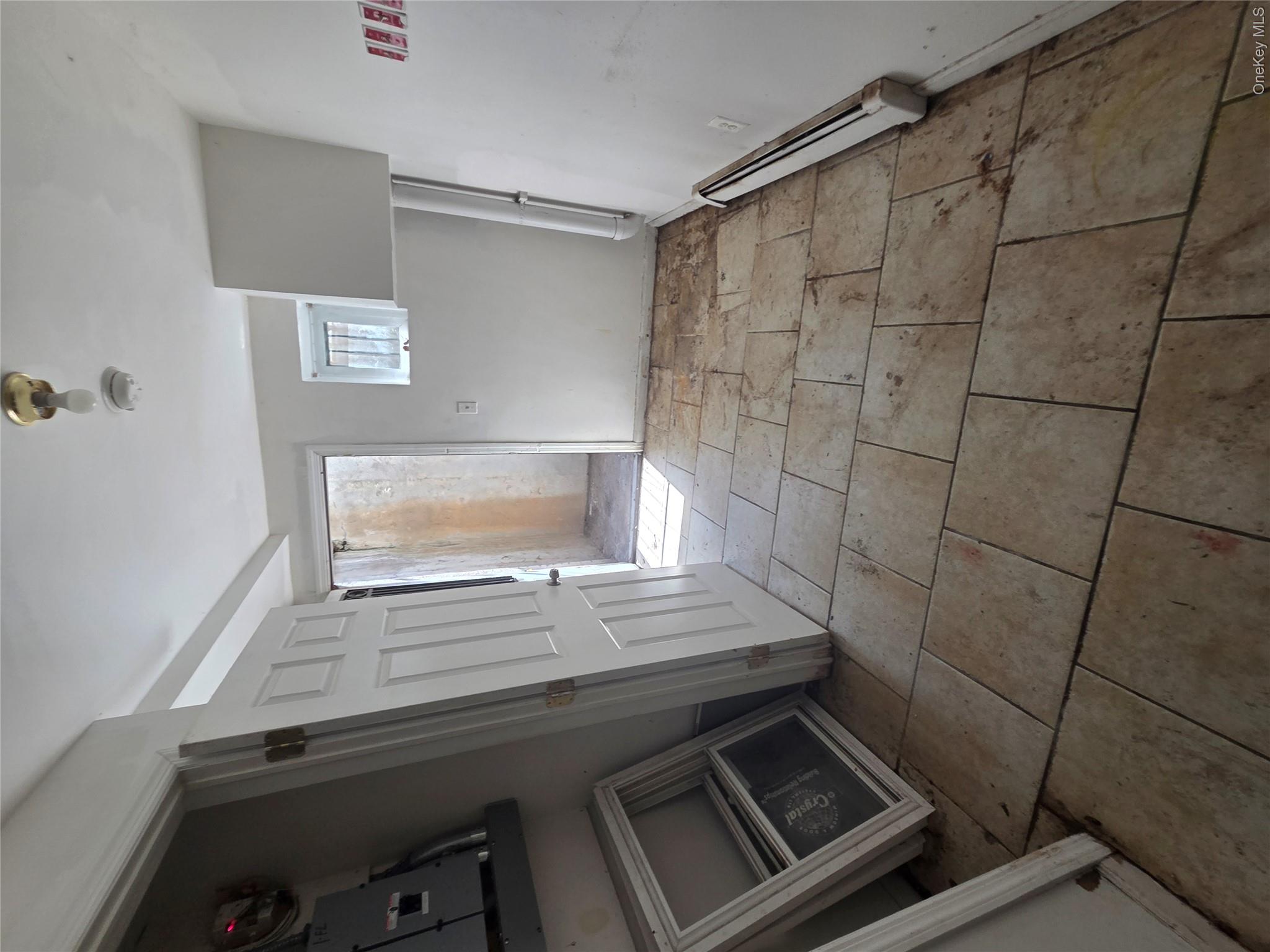 2471 B Crotona Avenue Property Photo 4