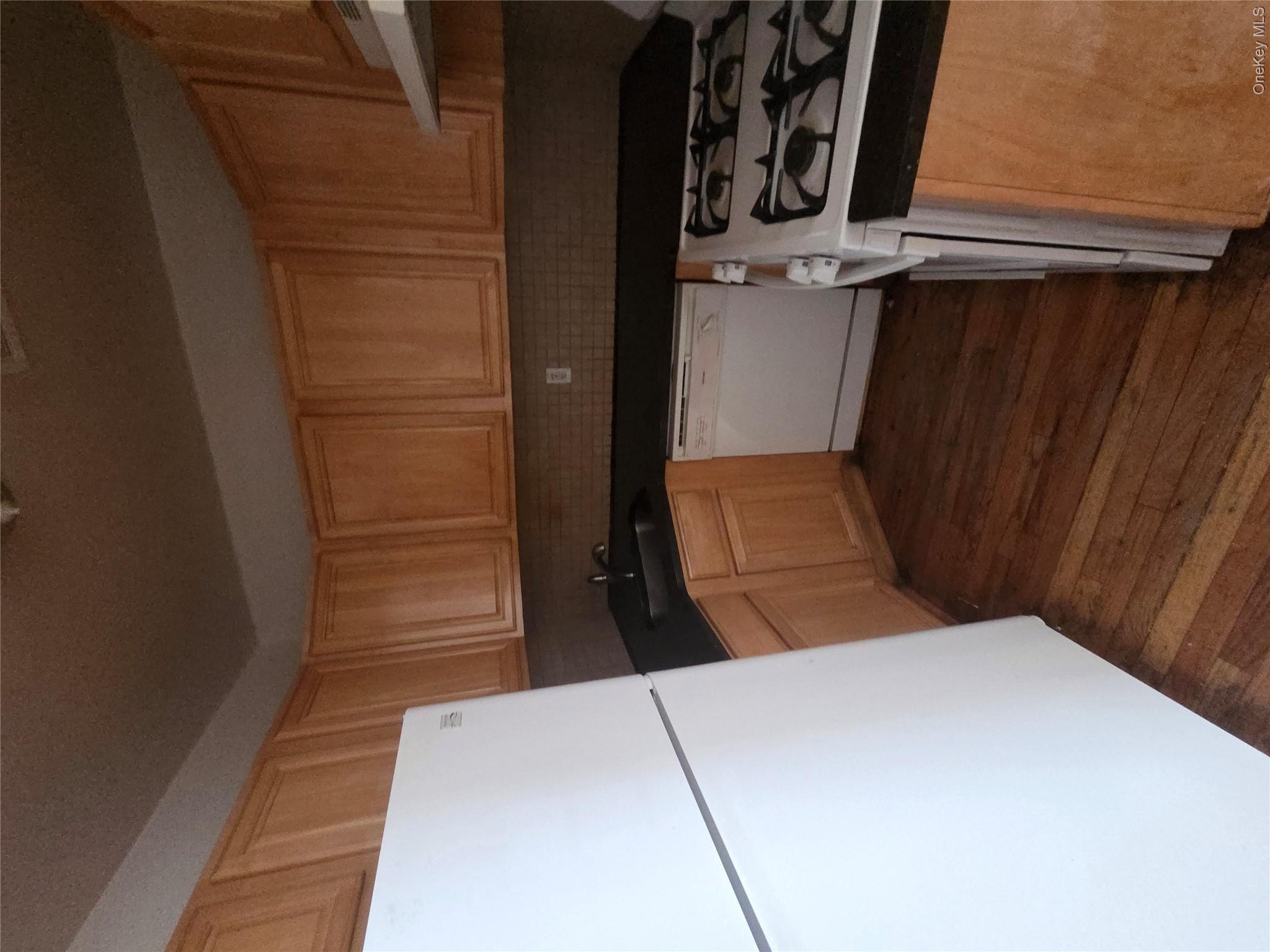 2471 B Crotona Avenue Property Photo 6