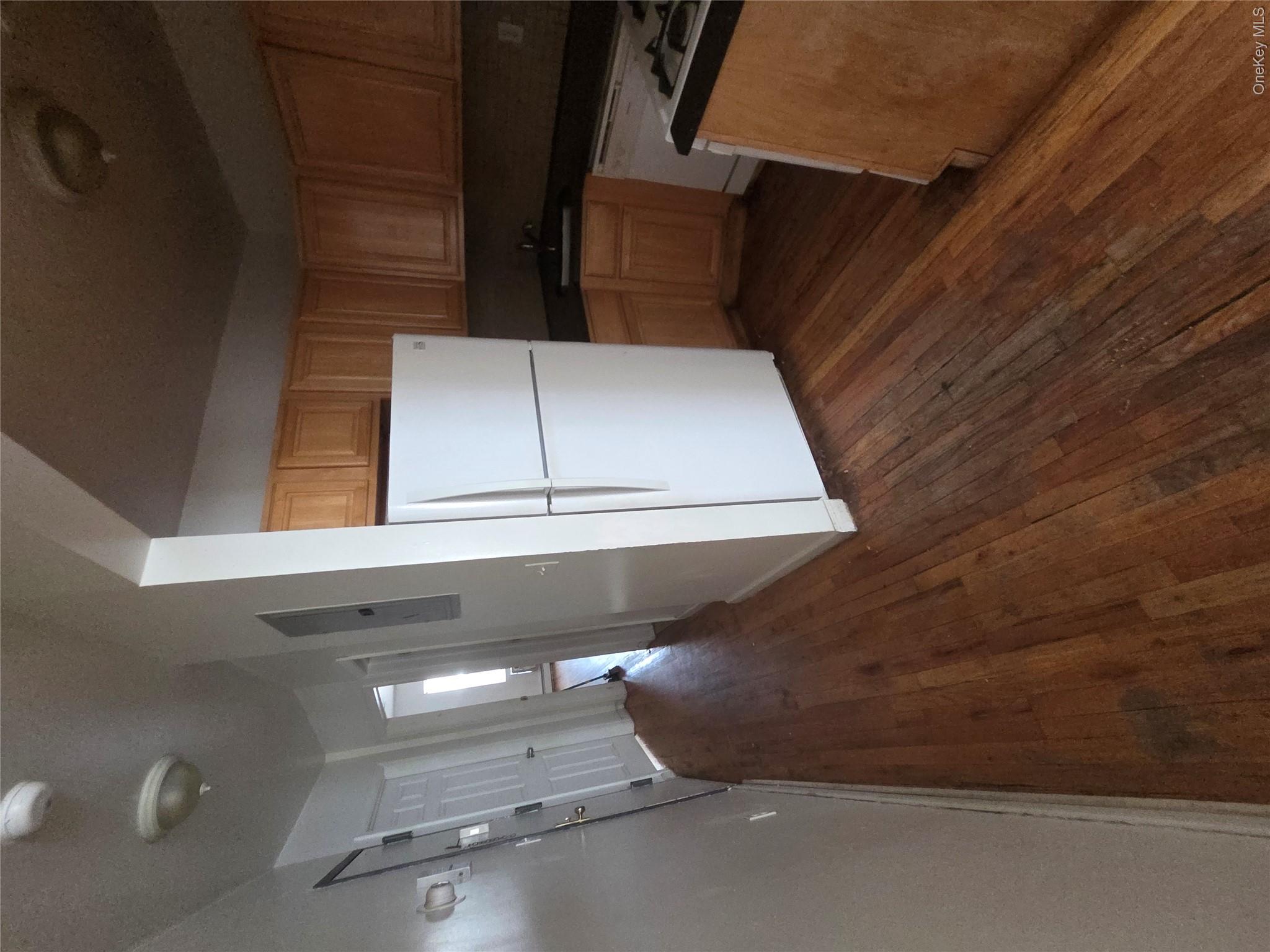2471 B Crotona Avenue Property Photo 8