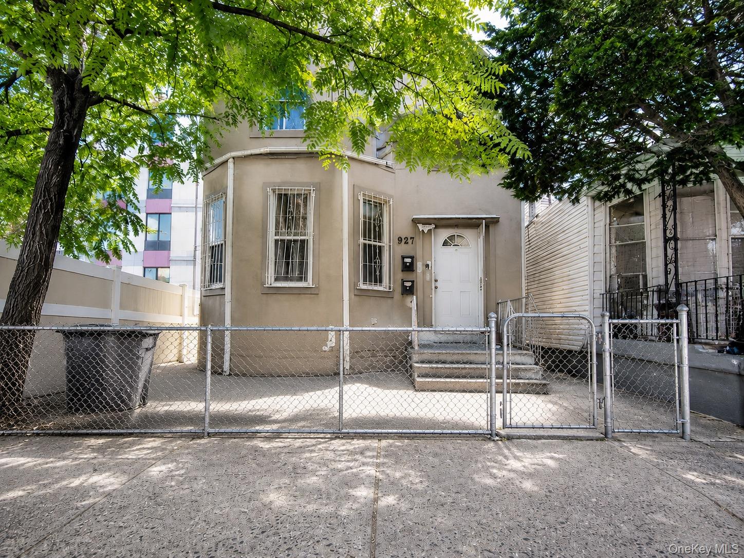 927 Summit Avenue Property Photo 1