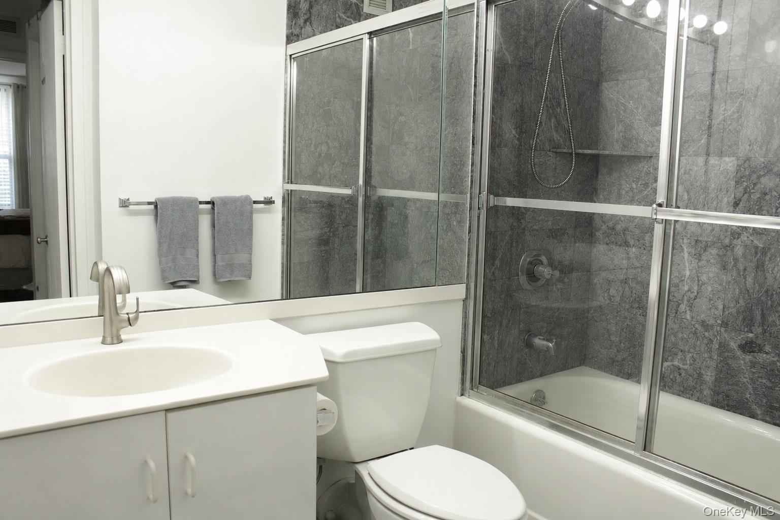 4 Martine Avenue 611 Property Photo 7