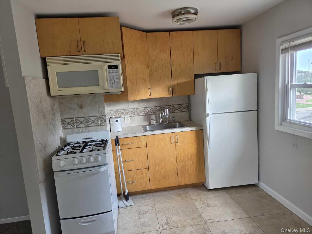 140 N Forest Avenue 2nd Floor Property Photo 2
