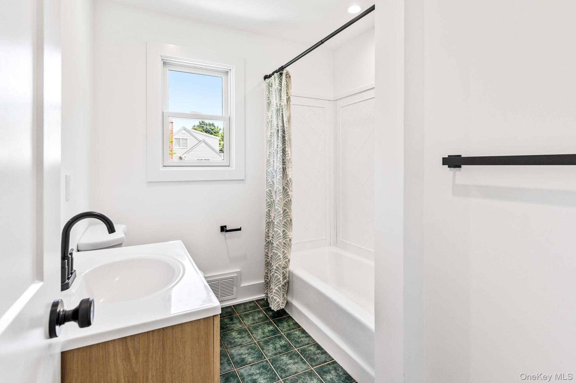 90 Sunrise Avenue Property Photo 18