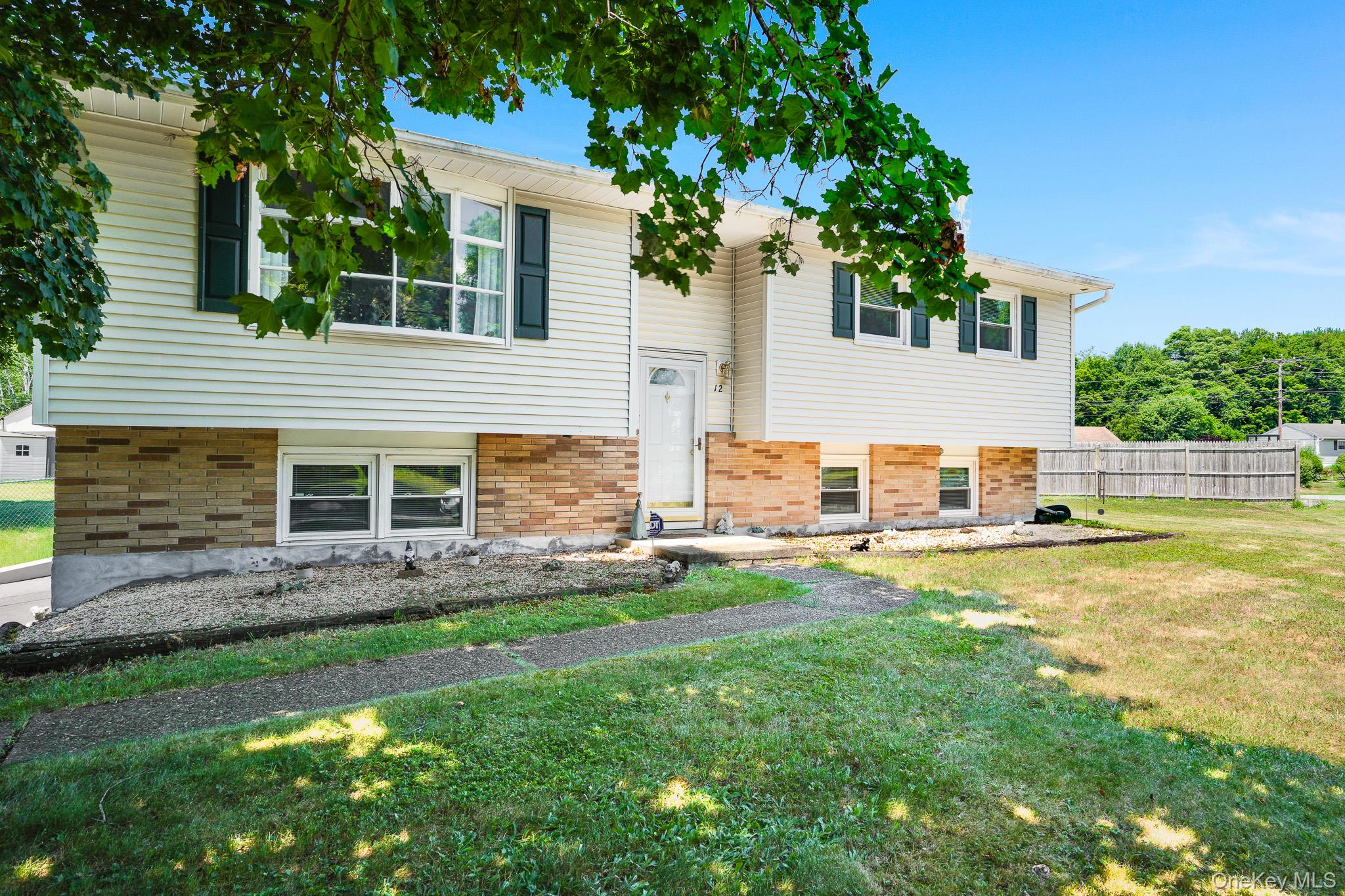 12 Golden Way Property Photo 2