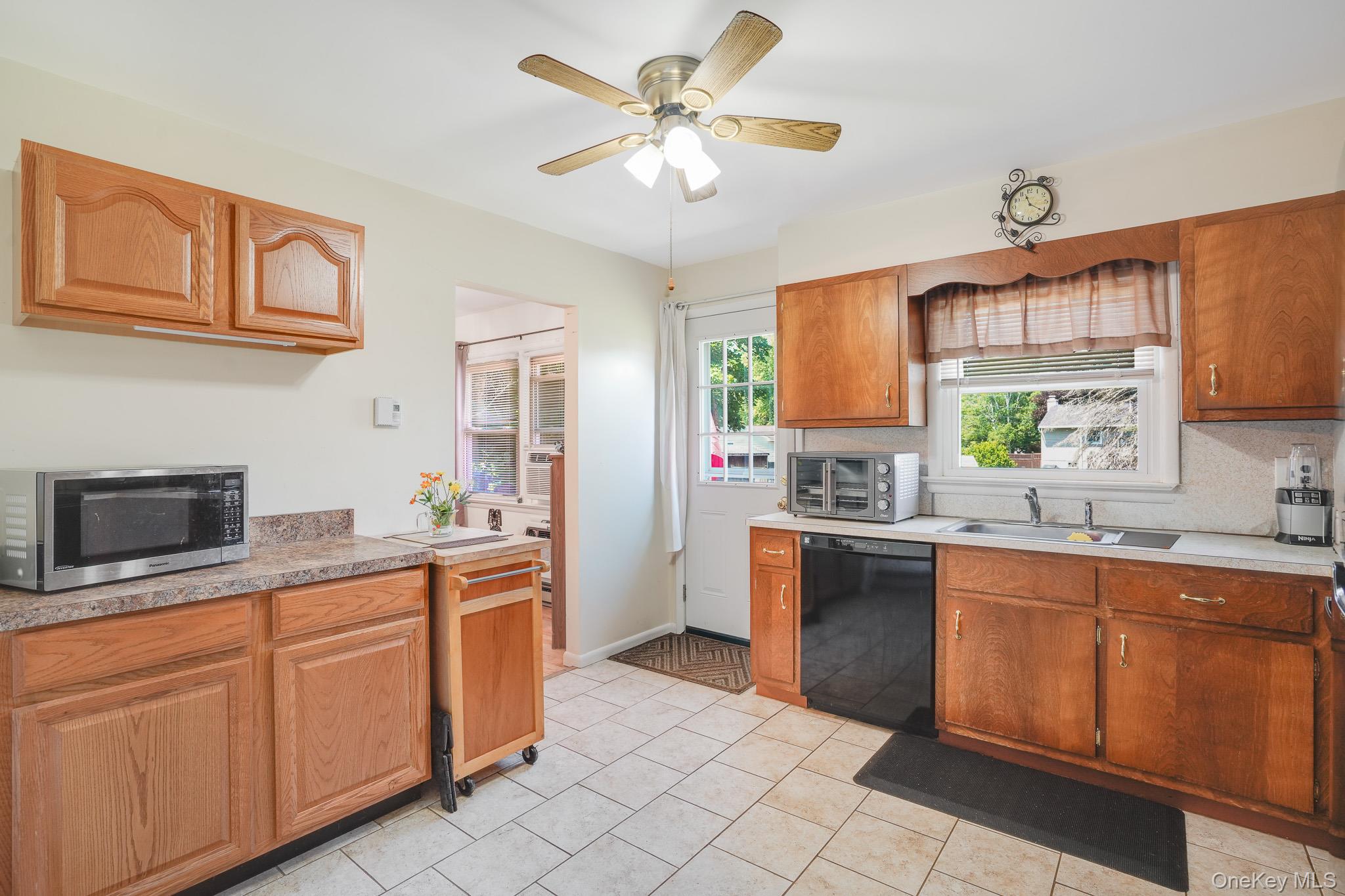 12 Golden Way Property Photo 4