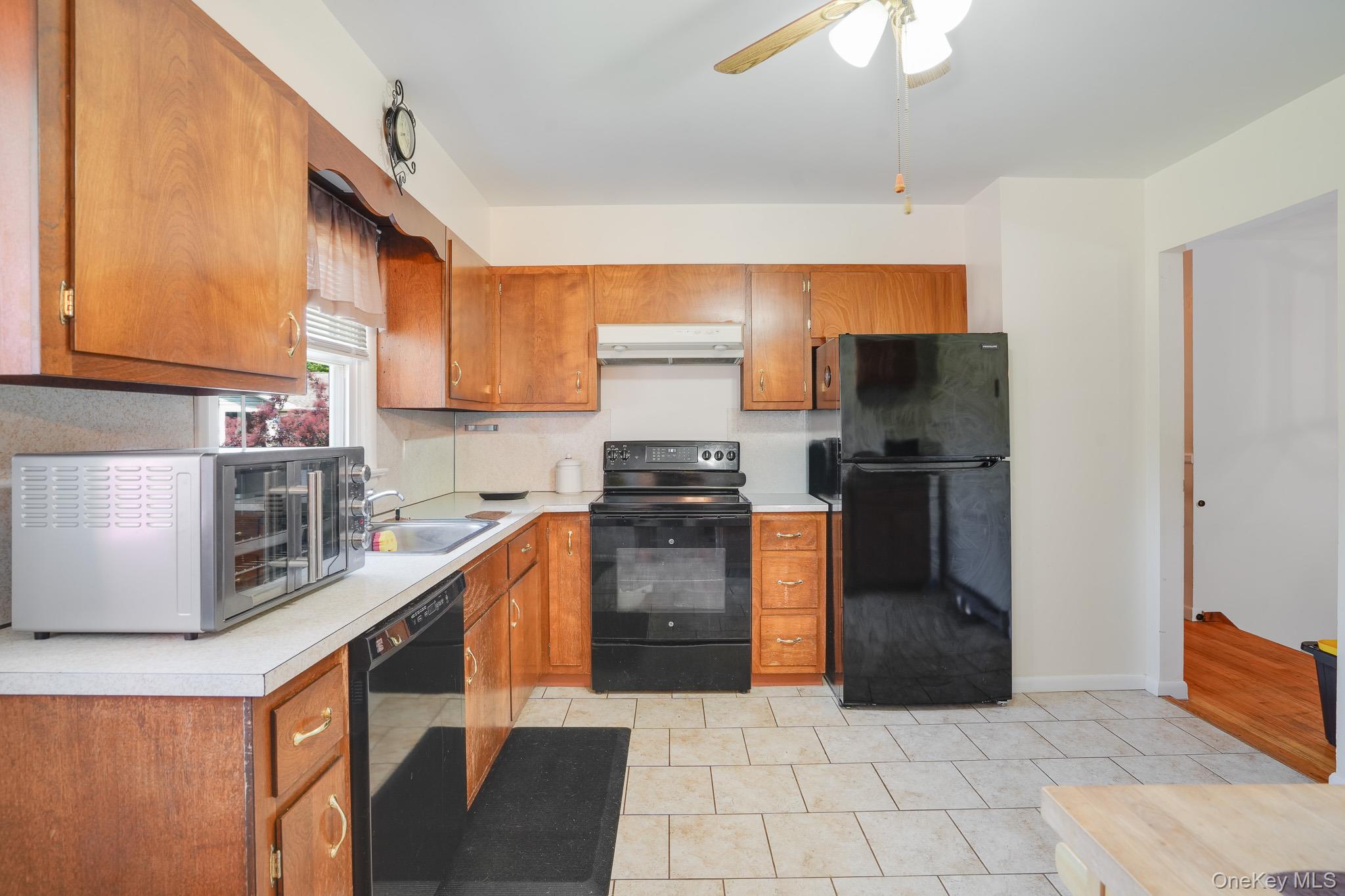 12 Golden Way Property Photo 5