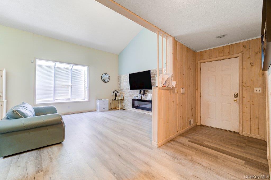 6 Racine Court Property Photo 3