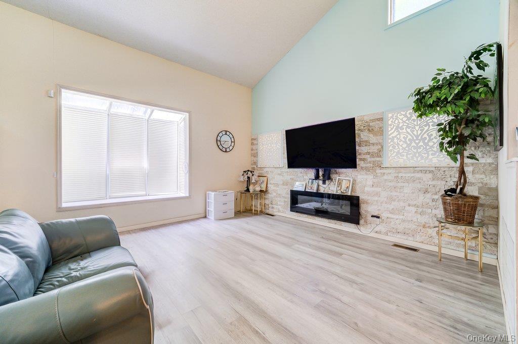 6 Racine Court Property Photo 4