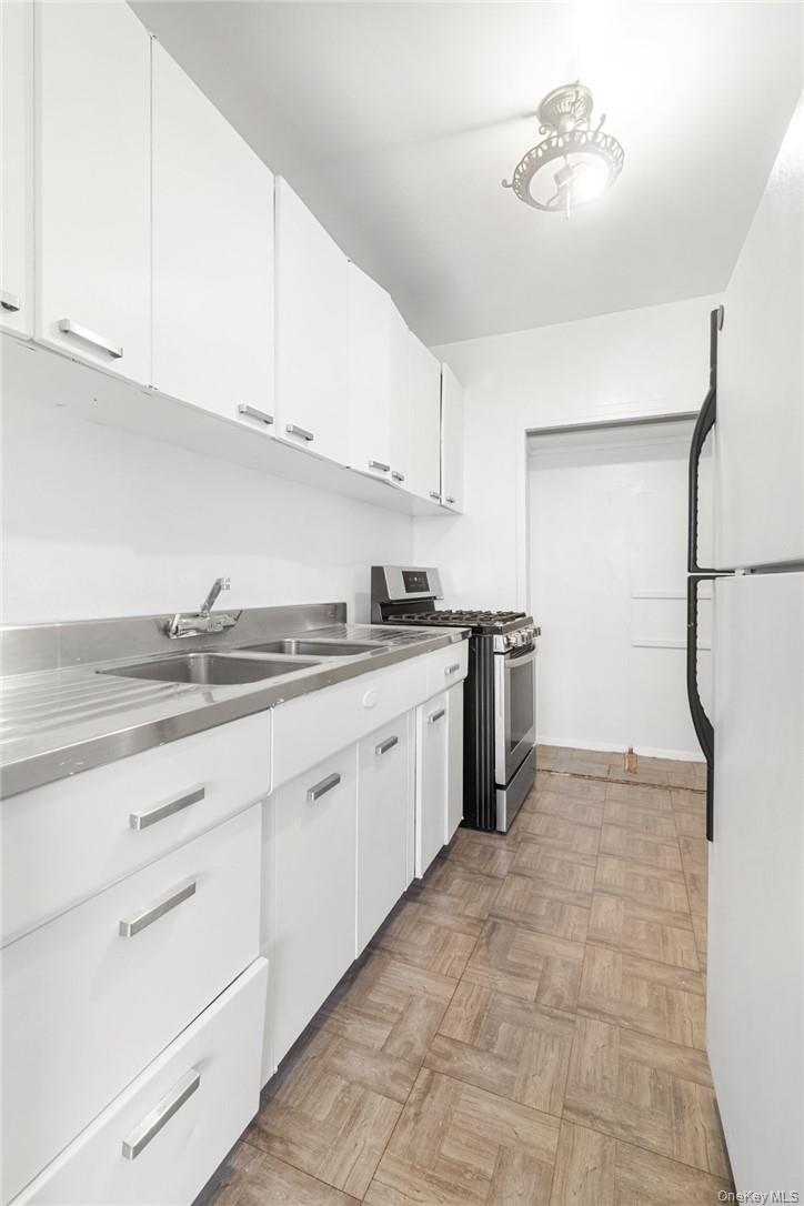 1 Fordham Hill Oval 16h Property Photo 10