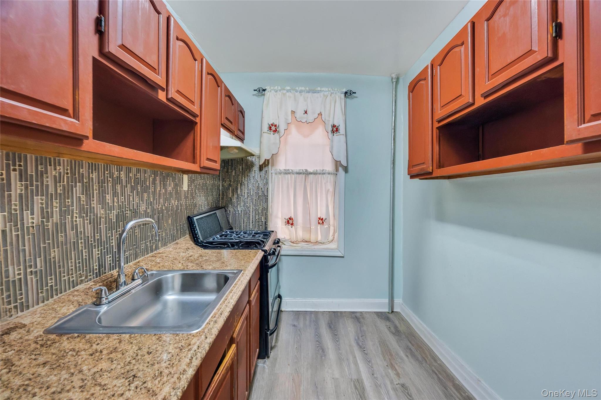 558 Midwood St Property Photo 6