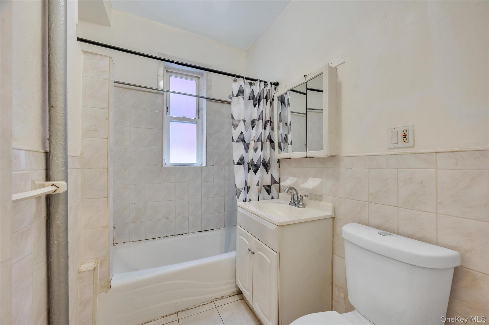 558 Midwood St Property Photo 9