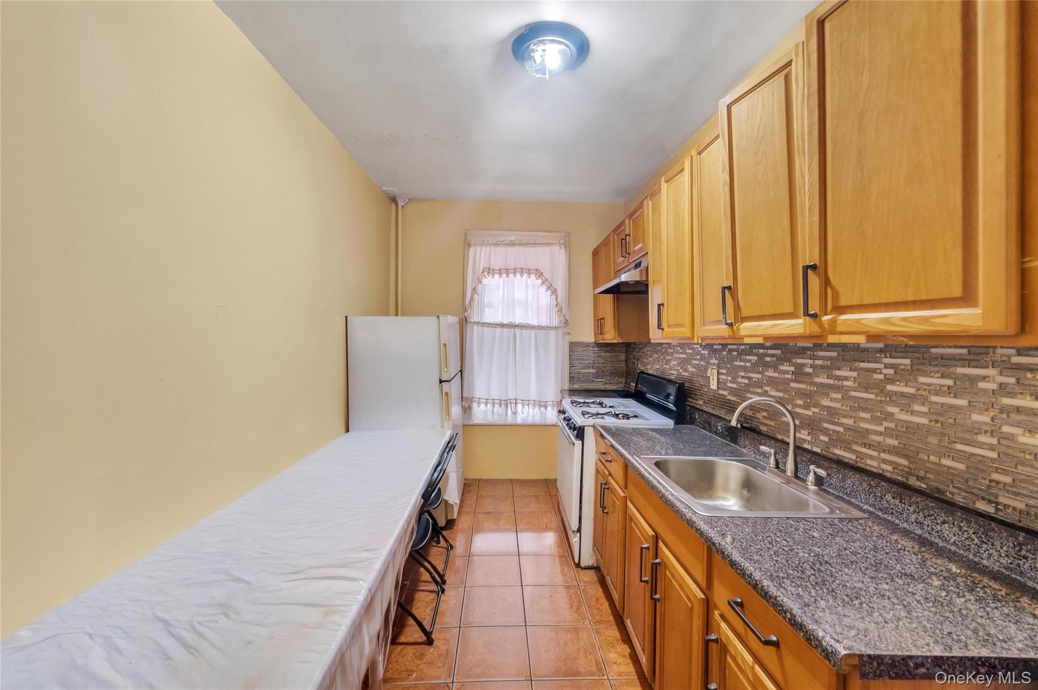 558 Midwood St Property Photo 10