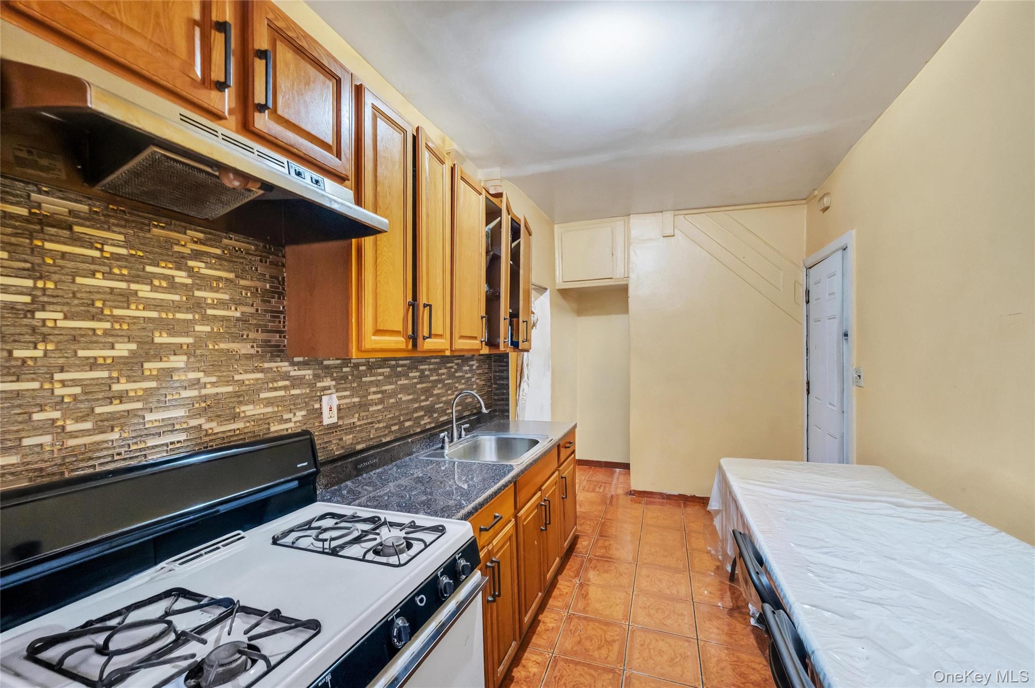 558 Midwood St Property Photo 11