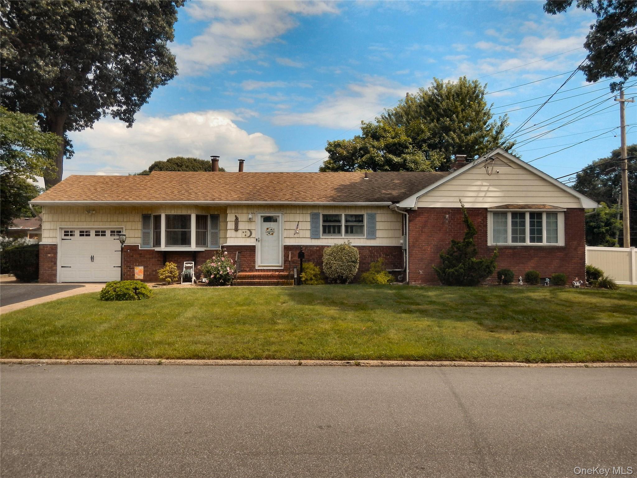 1005 Thompson Drive Property Photo 2