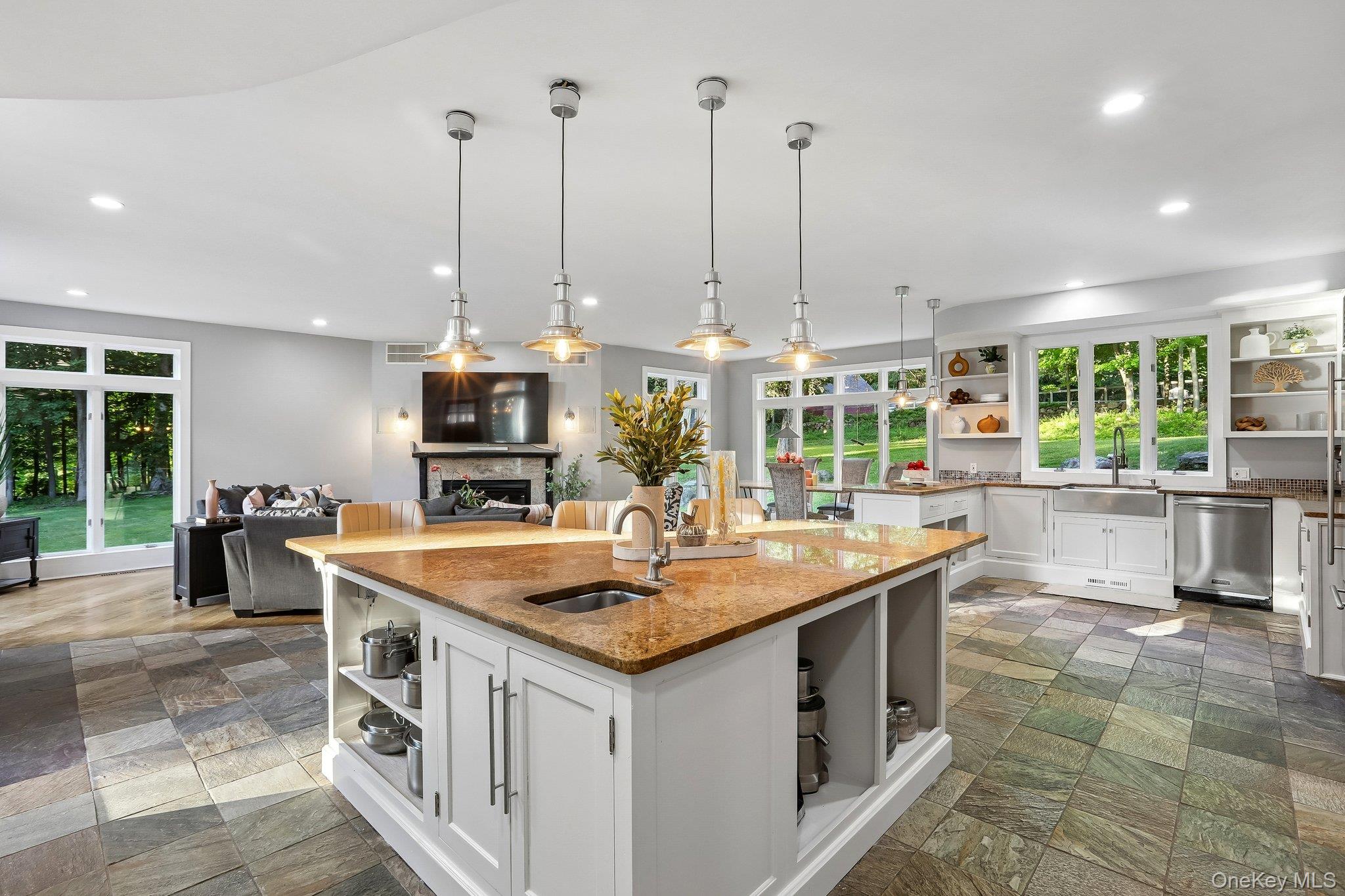 1020960 Property Photo 3