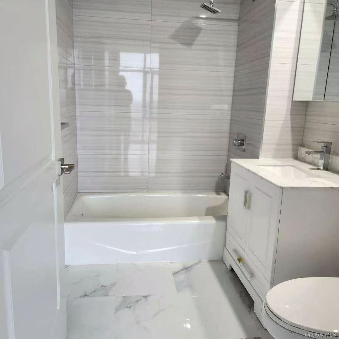 4162 Bowne Street 14e Property Photo 8