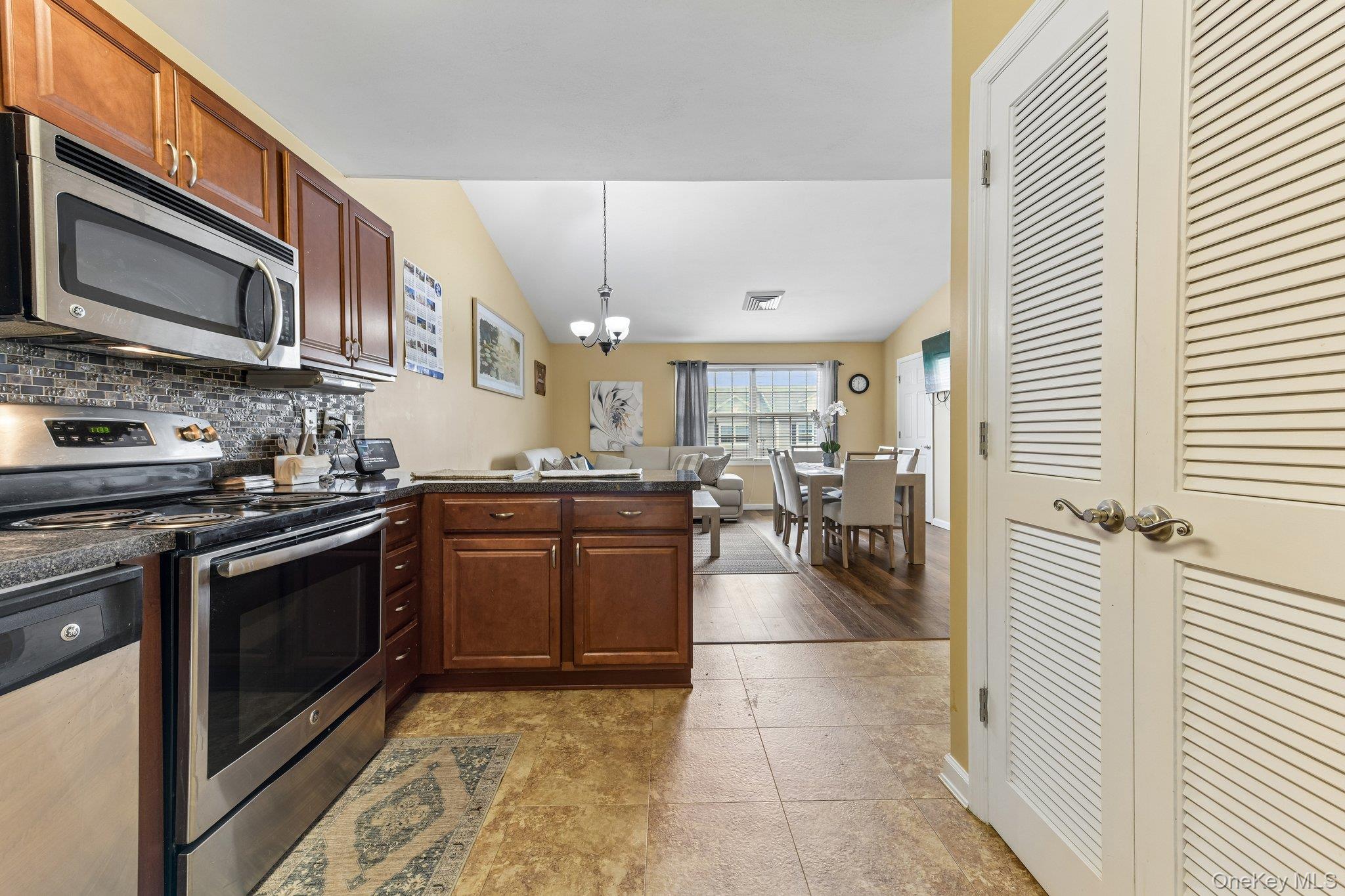 1120 Willow Lane Property Photo 10