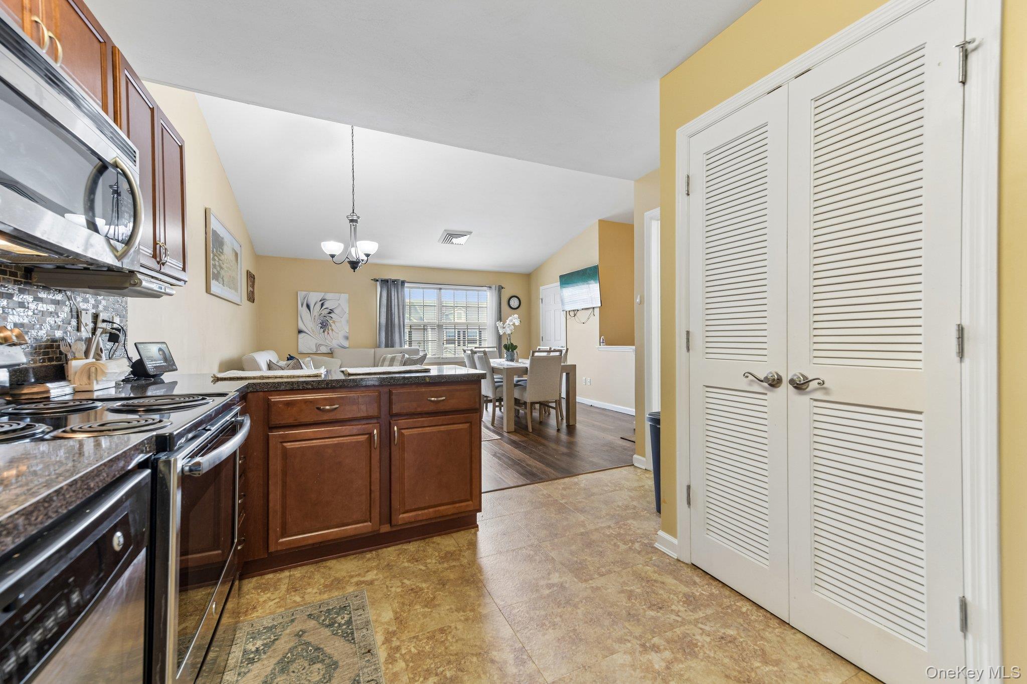 1120 Willow Lane Property Photo 11