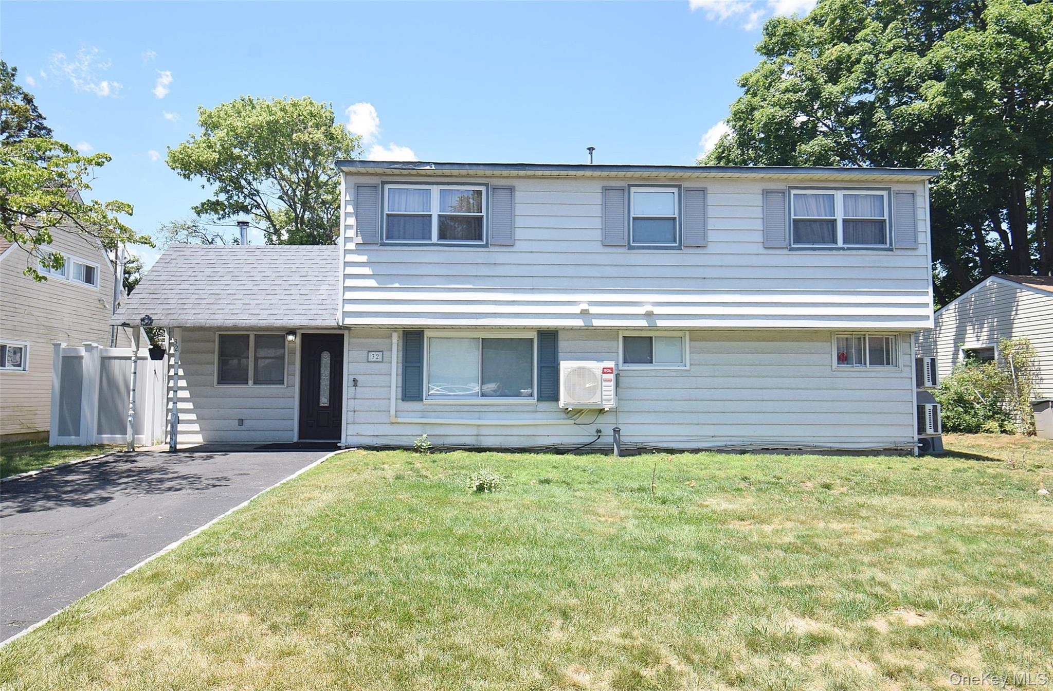 32 W Cabot Lane Property Photo 1