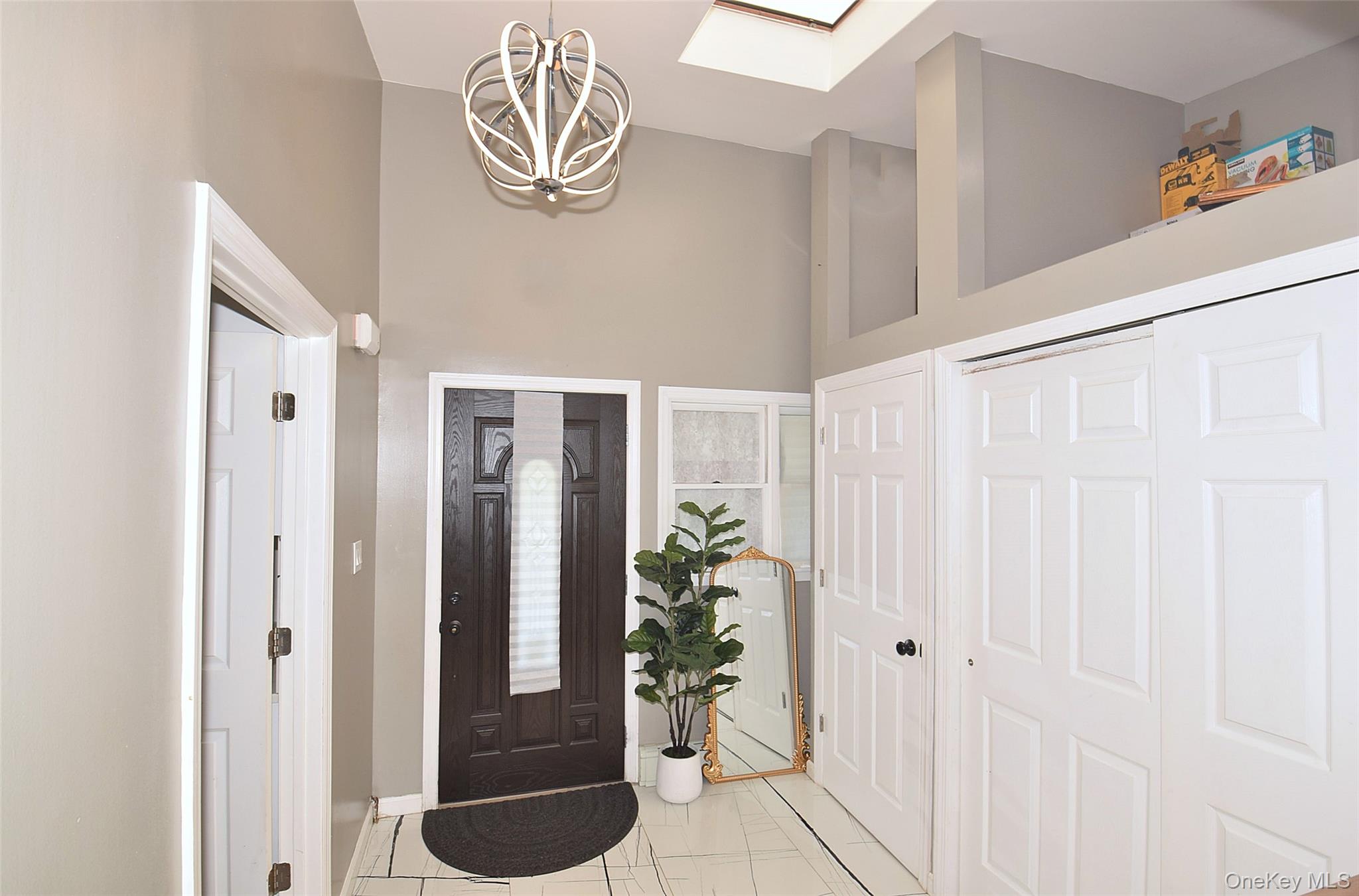 32 W Cabot Lane Property Photo 4