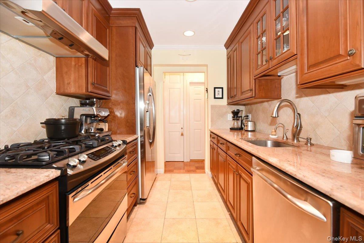 320 E Shore Road 11c Property Photo 17