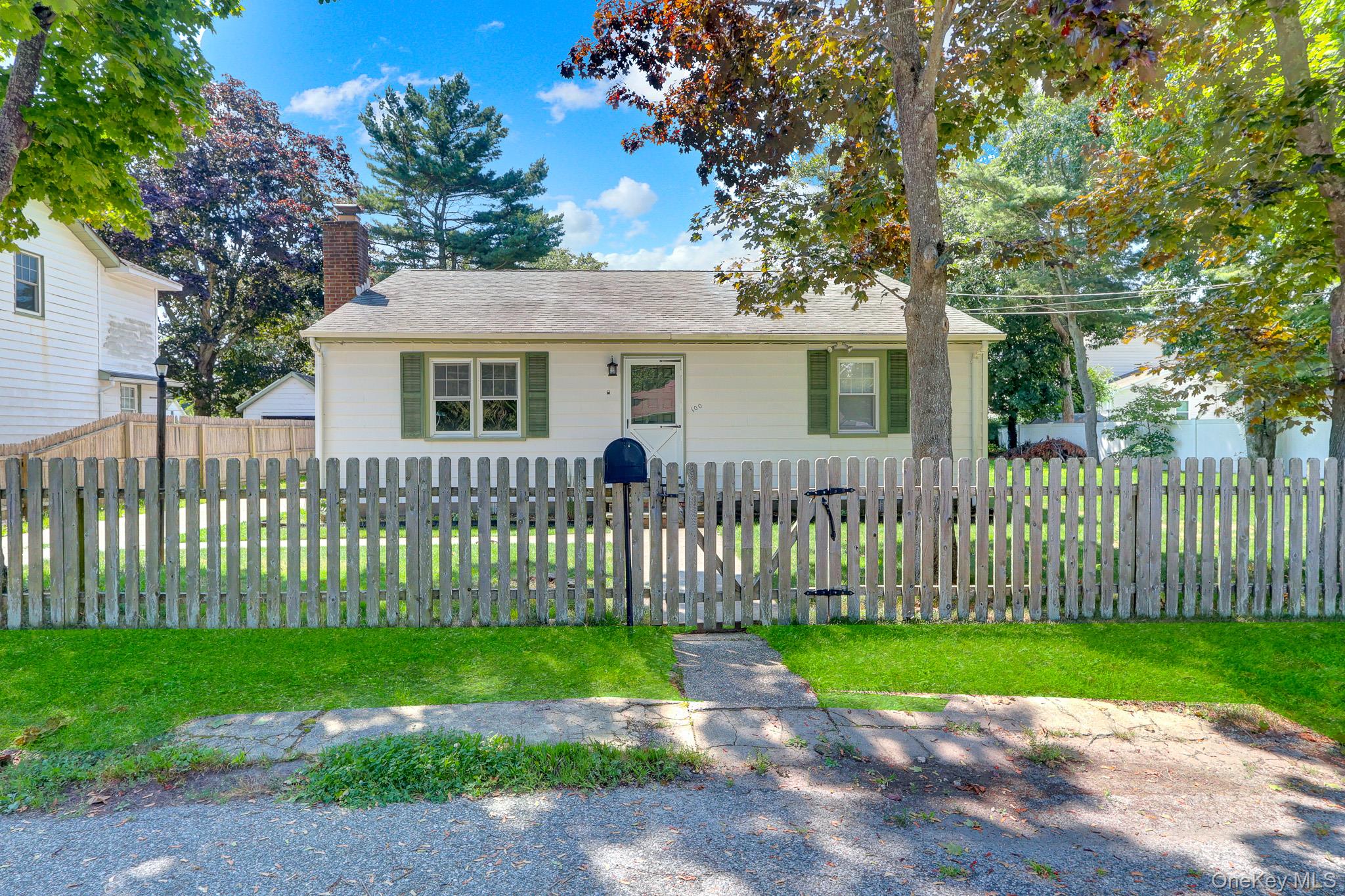 100 Lincoln Drive Property Photo 1