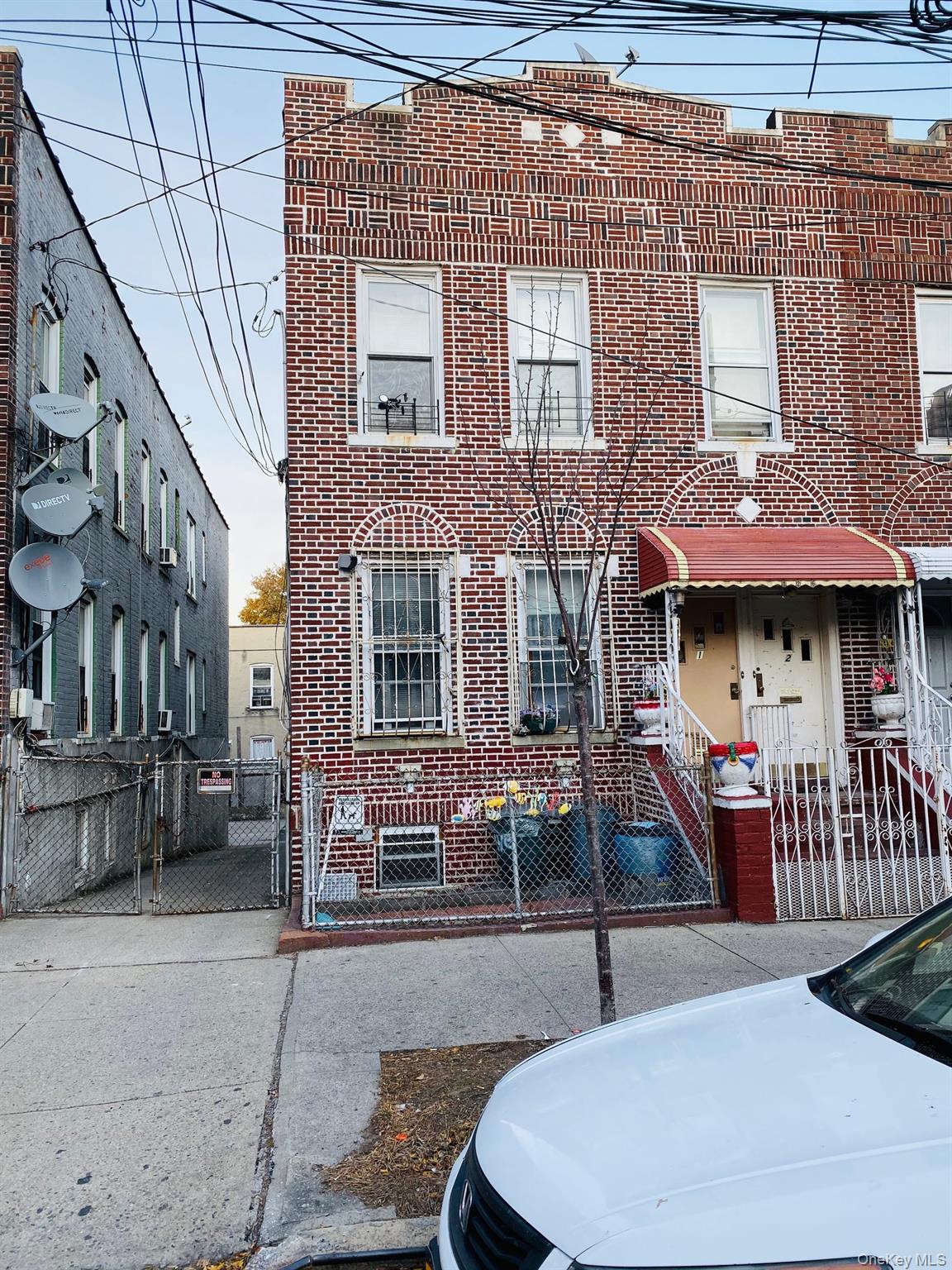 1126 Ward Avenue Property Photo 1