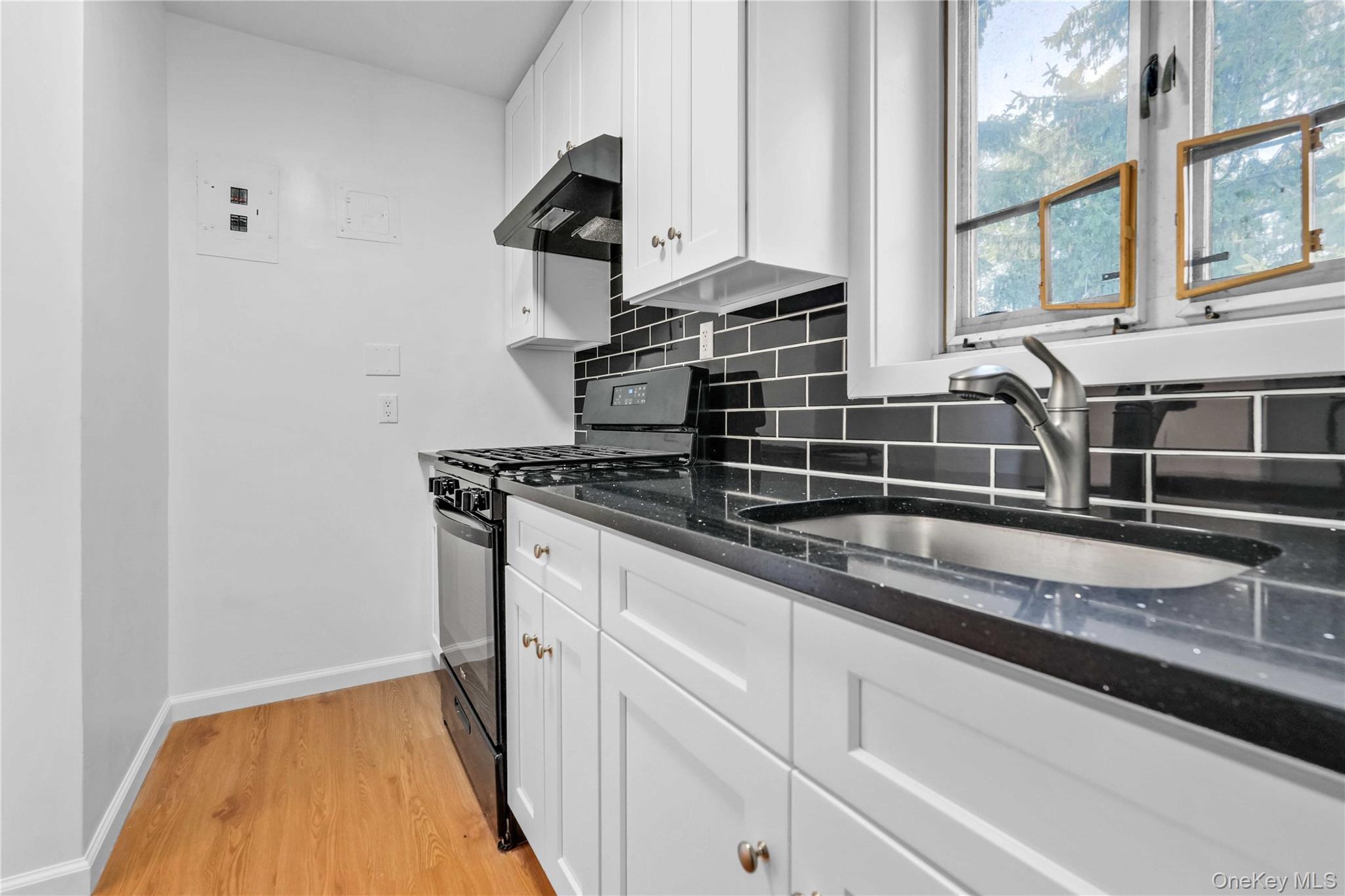 224-01 Hillside Avenue Upper Property Photo 12