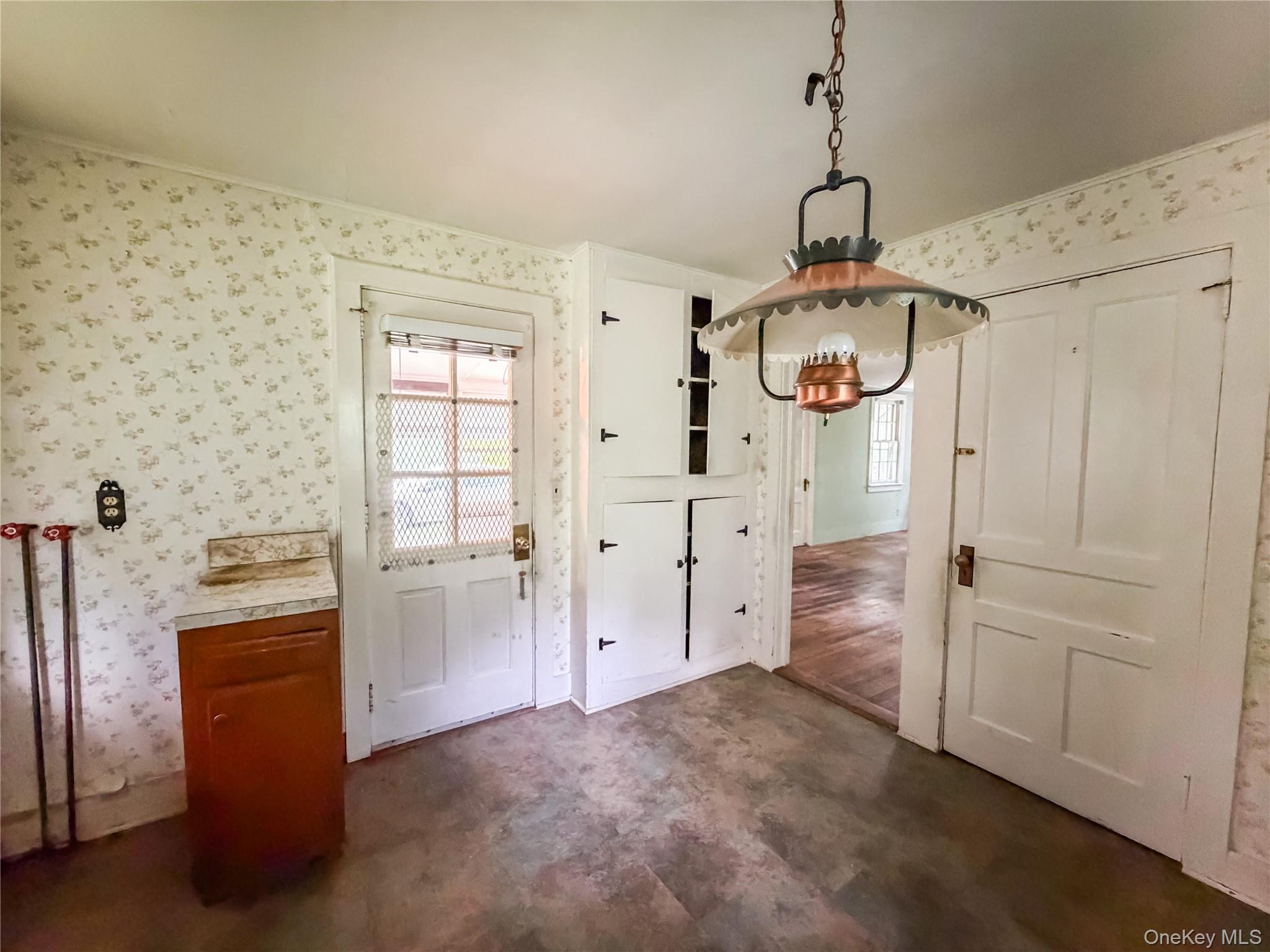 126 S Quaker Lane Property Photo 3