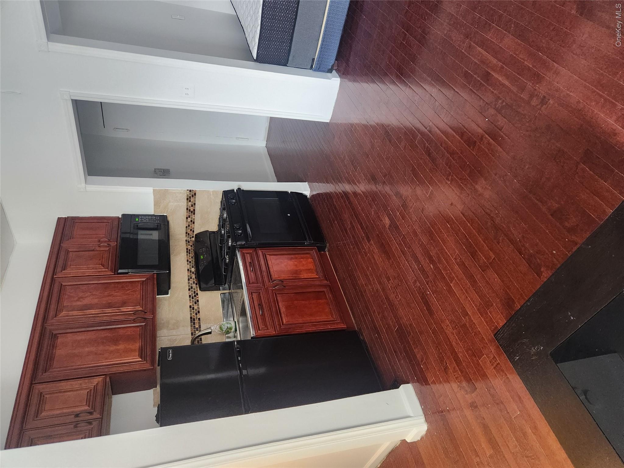 941 Jerome Avenue 8g Property Photo 4