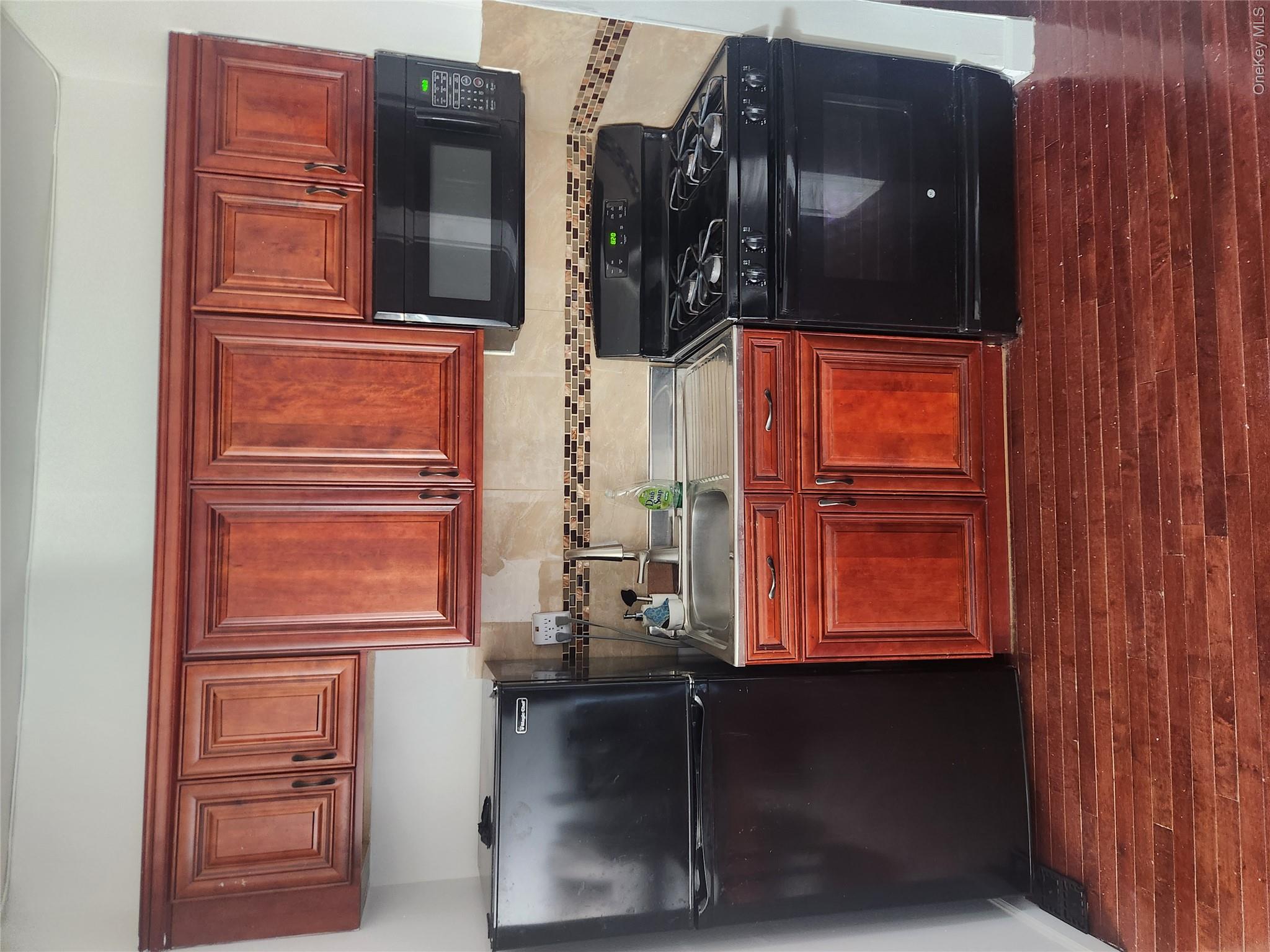 941 Jerome Avenue 8g Property Photo 6