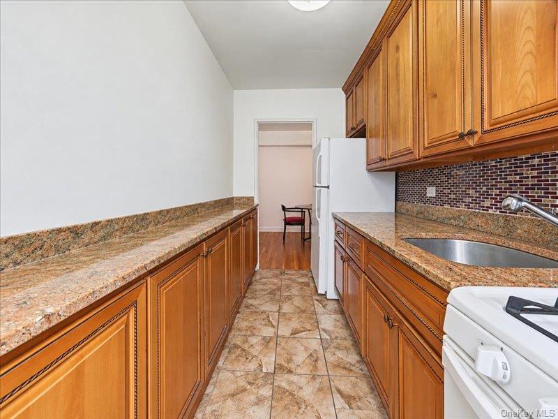 64-00 Saunders Street 5-c Property Photo 4