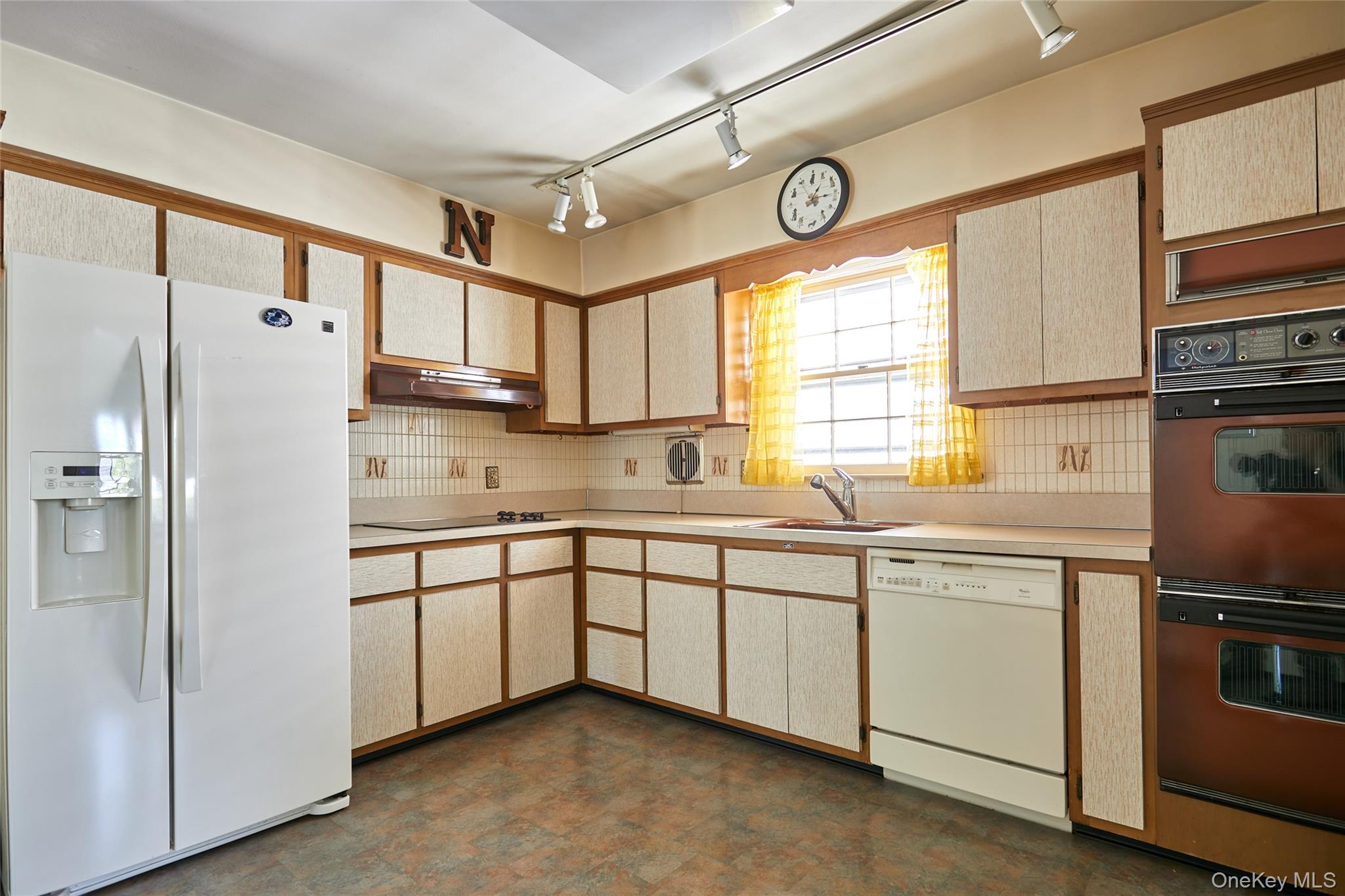 33 N Tyson Avenue Property Photo 6