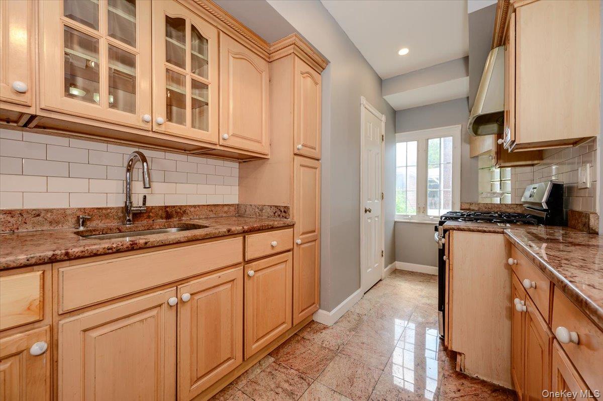 76-18 Utopia Parkway Property Photo 7