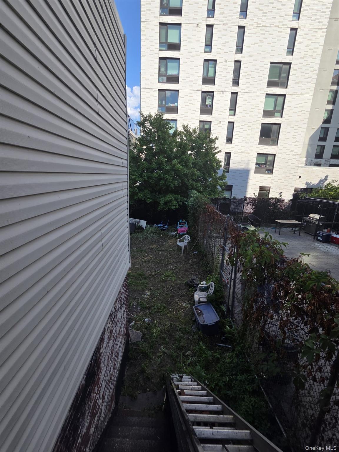 2182 Bathgate Avenue Property Photo 2