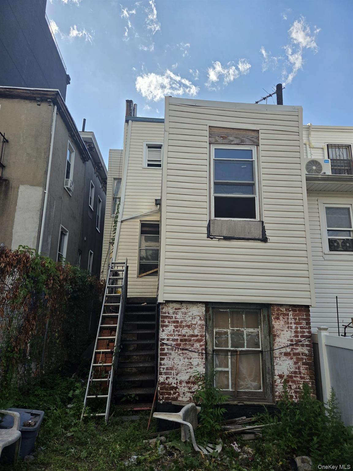 2182 Bathgate Avenue Property Photo 3
