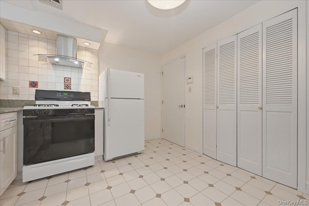 11-63 129th Street Property Photo 22