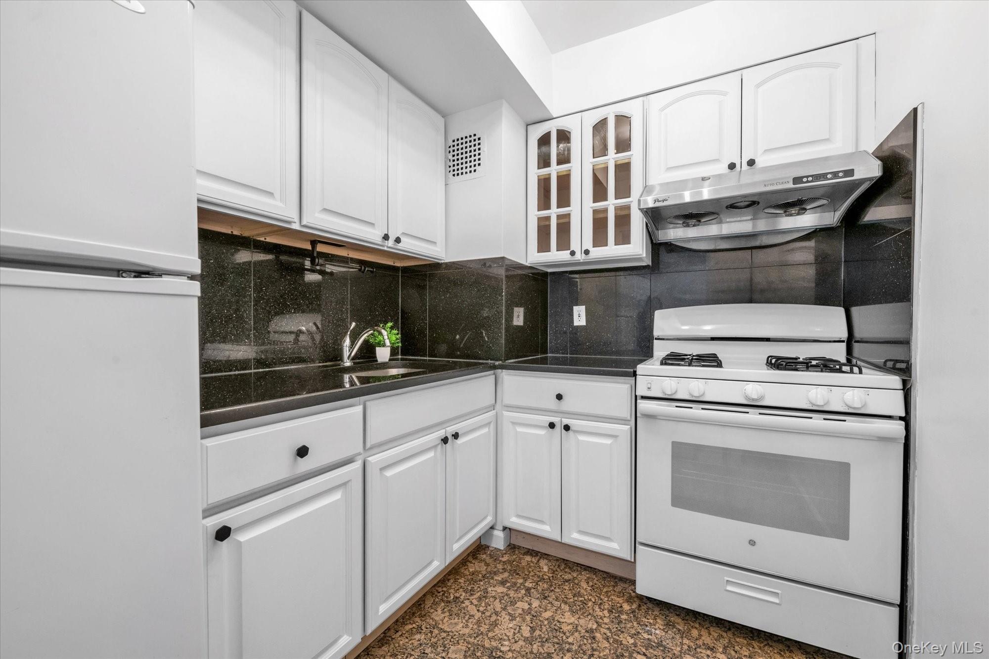 107-40 Queens Boulevard 12g Property Photo 8