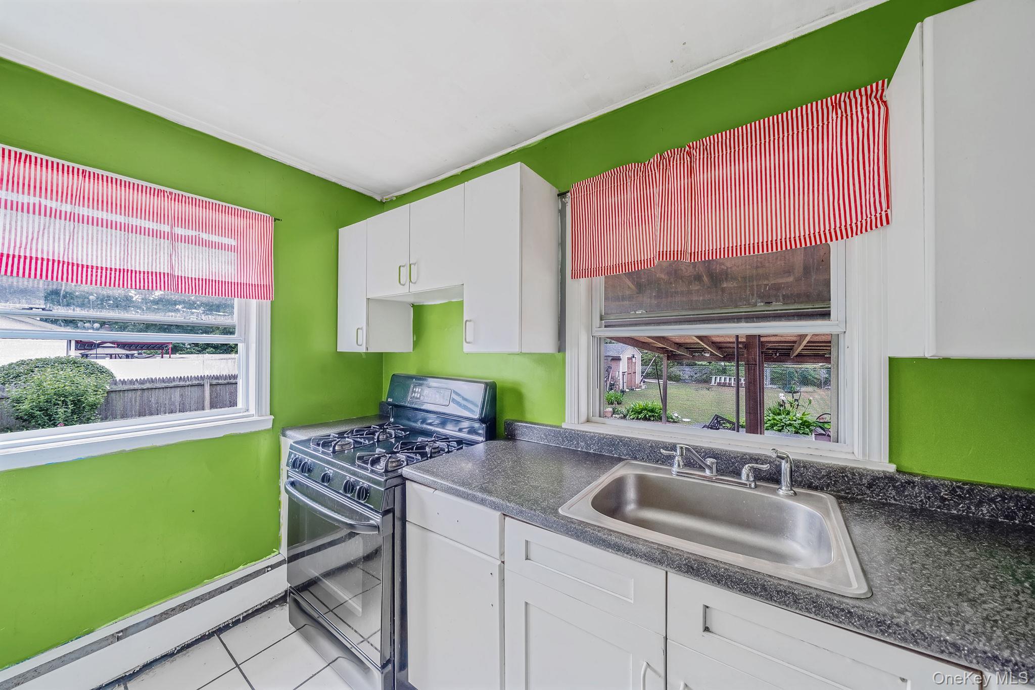 366 Albany Avenue Property Photo 8