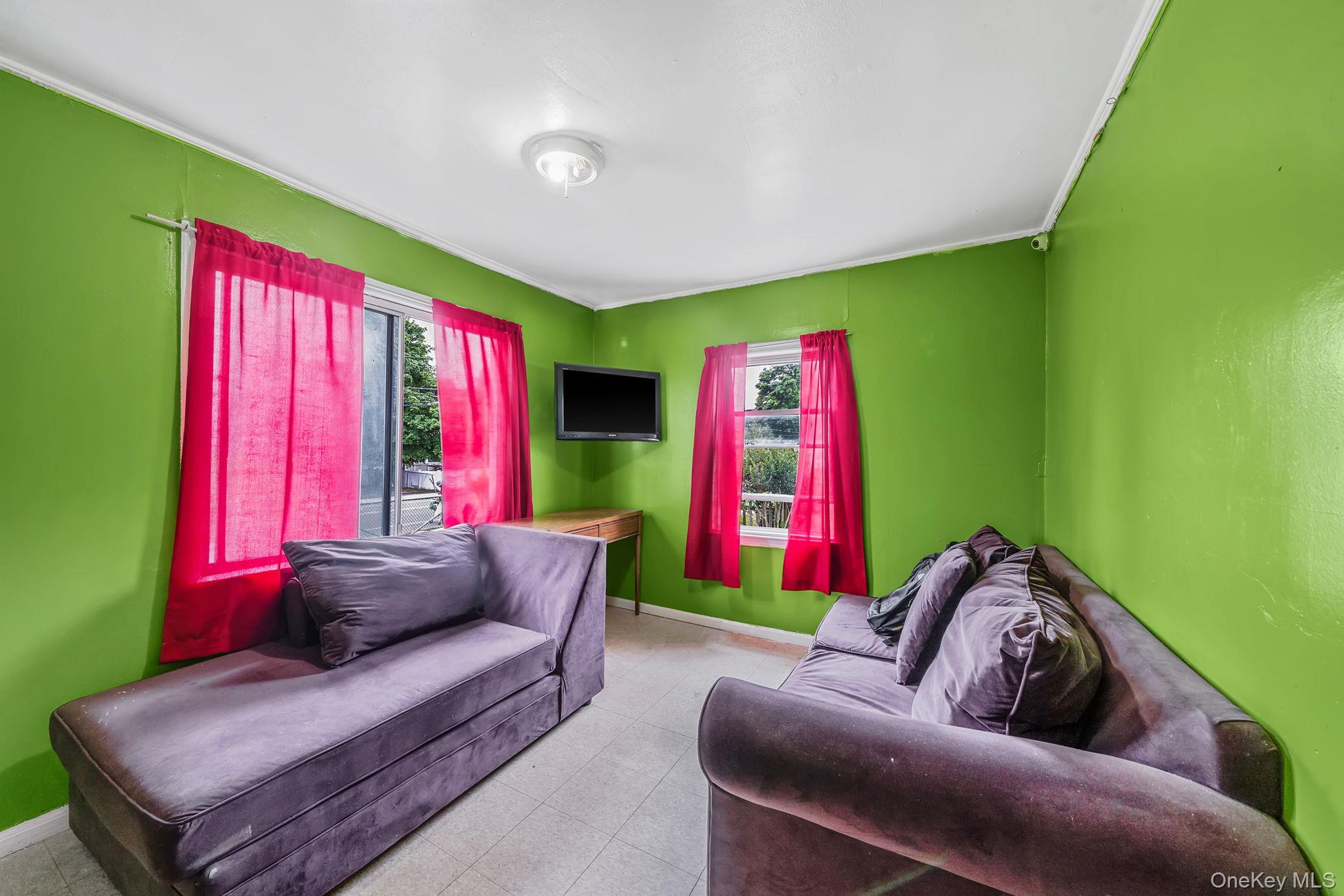 366 Albany Avenue Property Photo 9