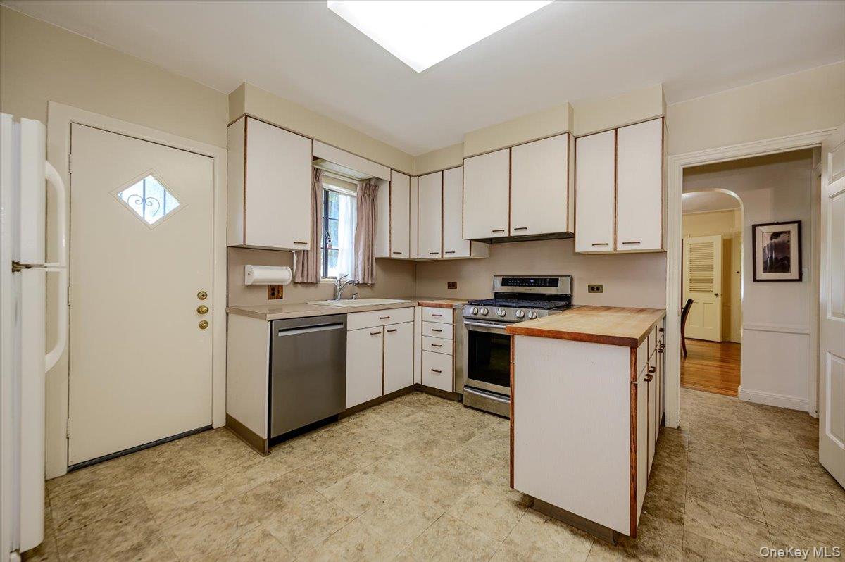 1264 Rhinelander Avenue Property Photo 12