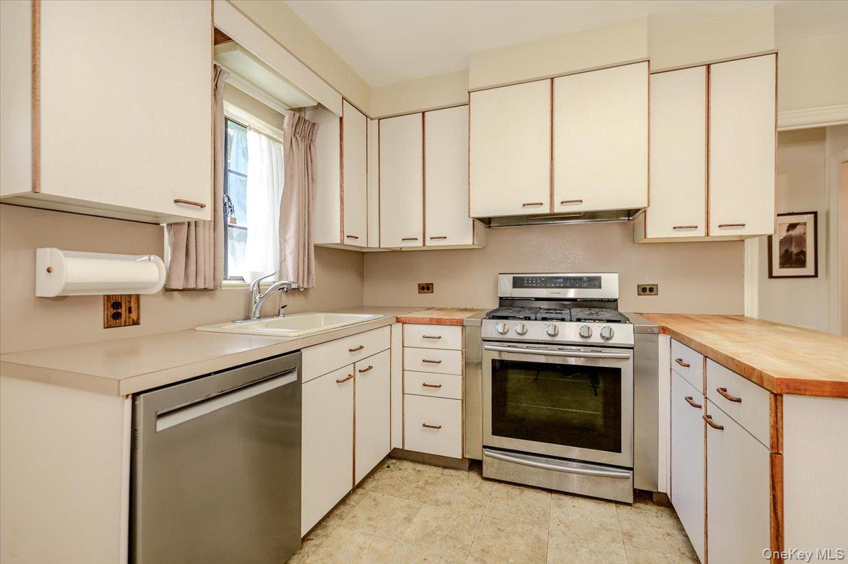 1264 Rhinelander Avenue Property Photo 14