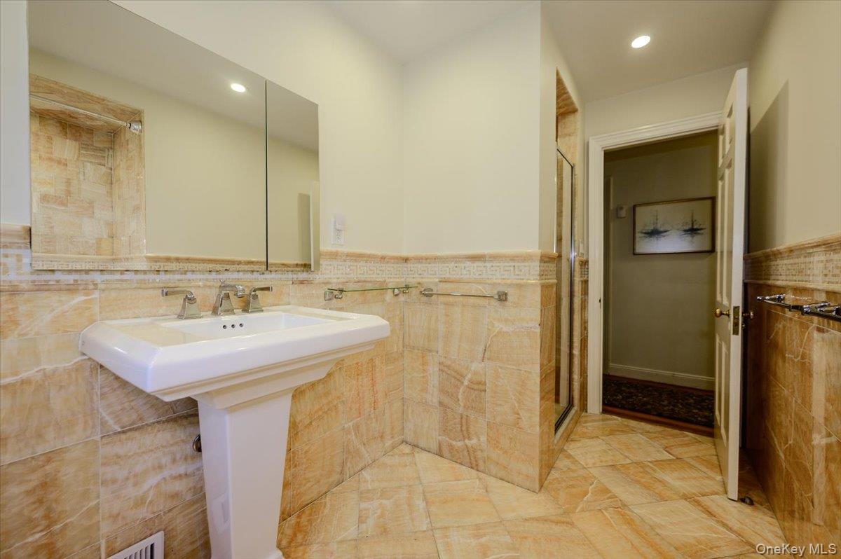 1264 Rhinelander Avenue Property Photo 32