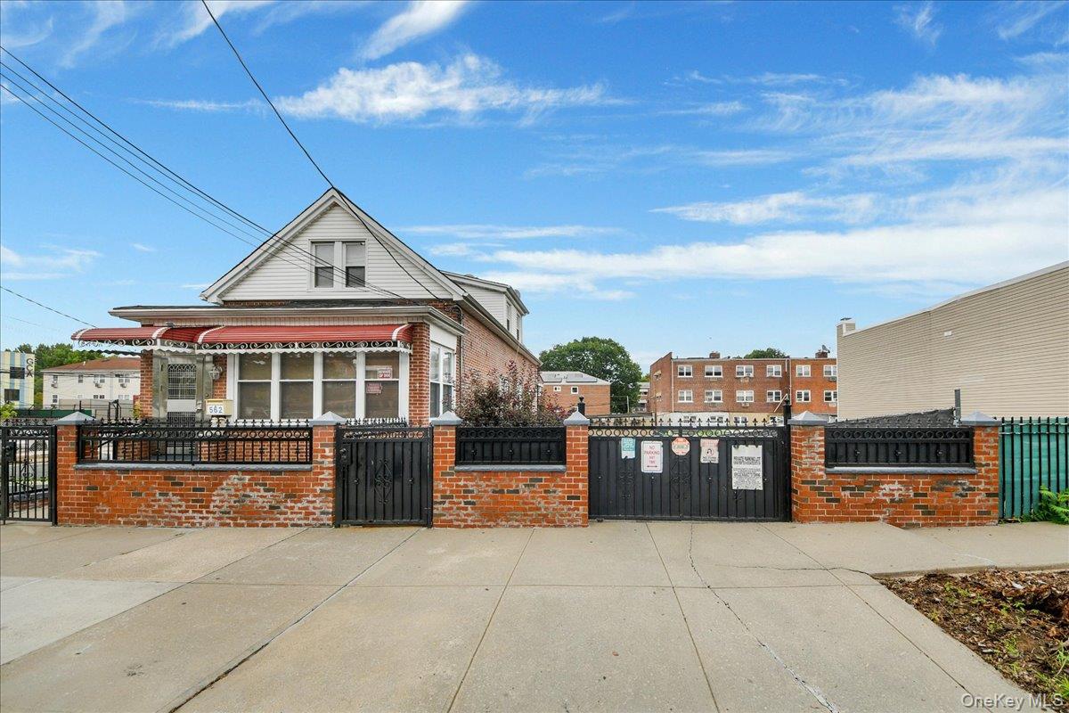 562 Underhill Avenue Property Photo 1
